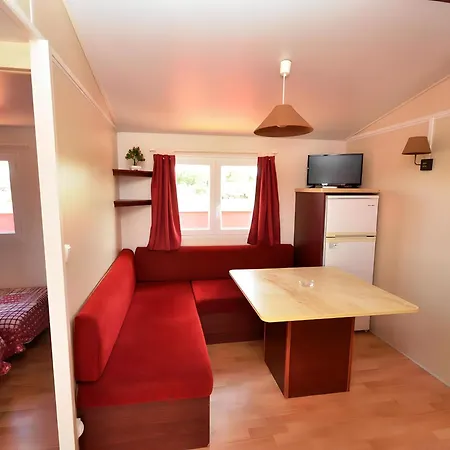 Con Piscina Privada Solo Familias Holiday home