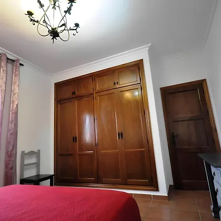 Con Piscina Privada Solo Familias Holiday home