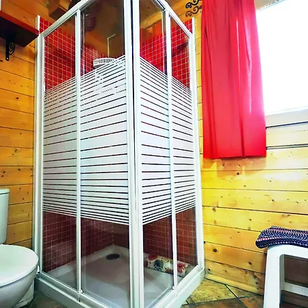 Con Piscina Privada Solo Familias Holiday home