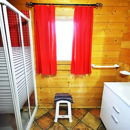 Con Piscina Privada Solo Familias Holiday home *